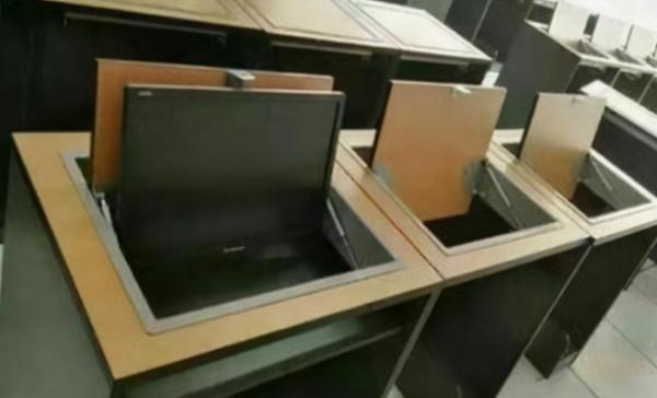 中小學改用“新課桌”,學生上課睡覺或成難題,家長終於能放心了 中小學改用“新課桌”,學生上課睡覺或成難題,家長終於能放心了