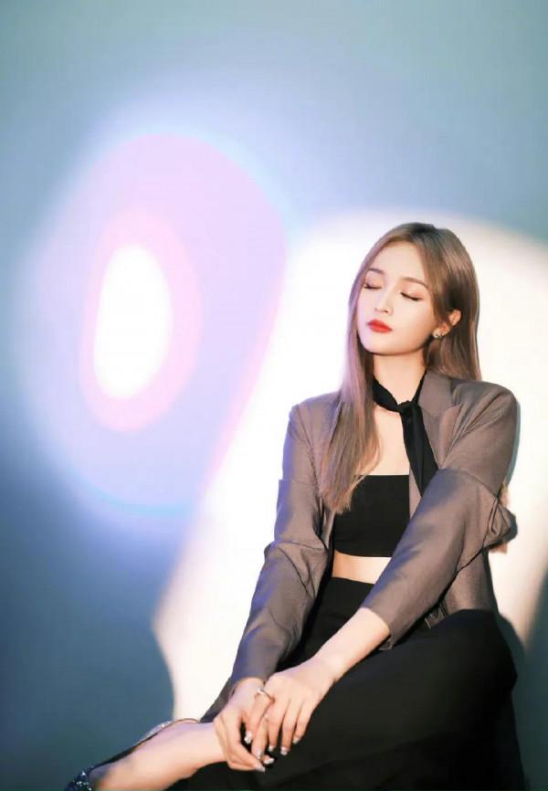 吳宣儀今晚活動造型靚麗歌星✘職場精英又美又帥 吳宣儀今晚活動造型靚麗歌星✘職場精英又美又帥