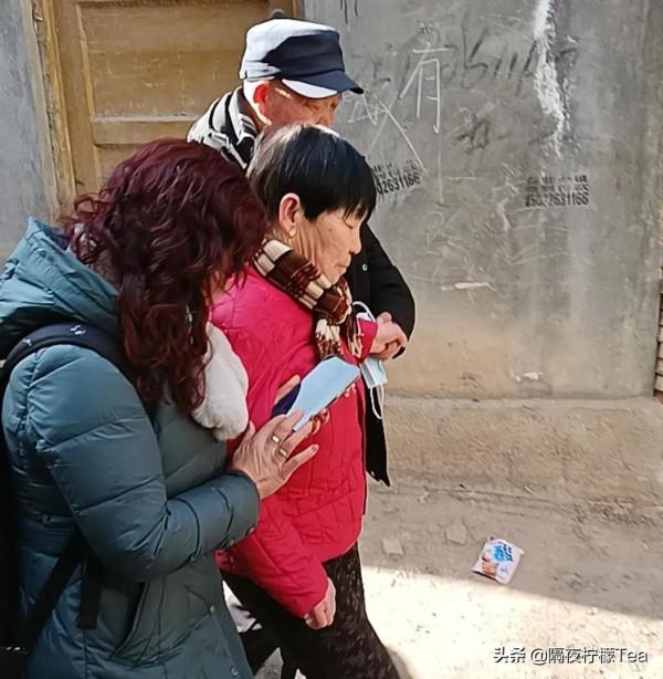 火車站月臺上的離散，六十年後她找到了家人，弟弟攙扶著姐姐回家