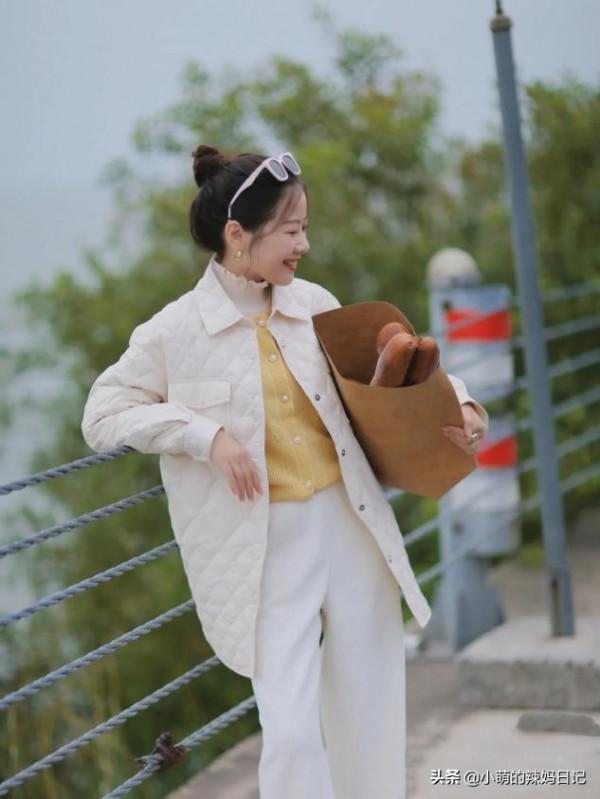 憑什麼秋冬一定要穿黑白灰？最實用的“亮色”搭配指南，請收藏