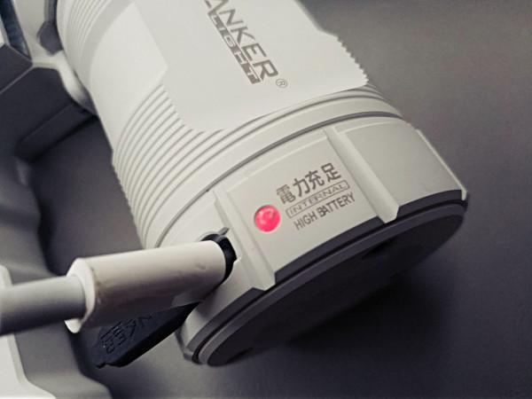 自帶風扇的漫客MK38手電很科幻，開啟照的又亮又遠又長久