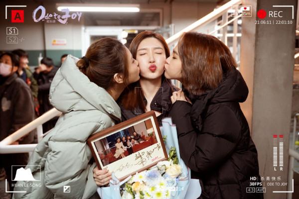 江疏影曬《歡樂頌3》殺青照，拍攝歷時7個月，新五美罕見親密同框