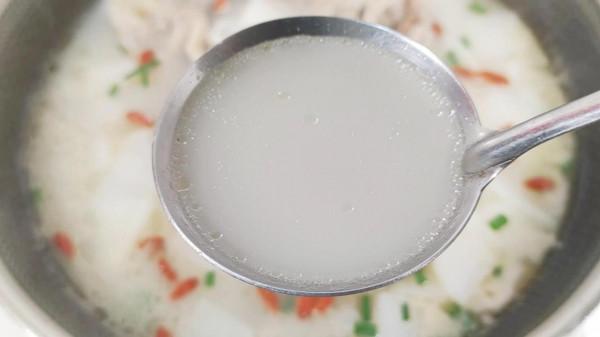 燉大骨頭湯，牢記3放3不放的訣竅，湯色奶白像牛奶，味美甘甜好喝