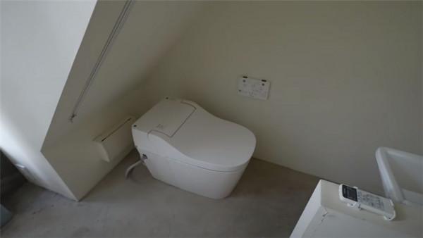 日本小哥蝸居7㎡公寓，吃住全在浴缸裡？網友：還沒我家陽臺大呢