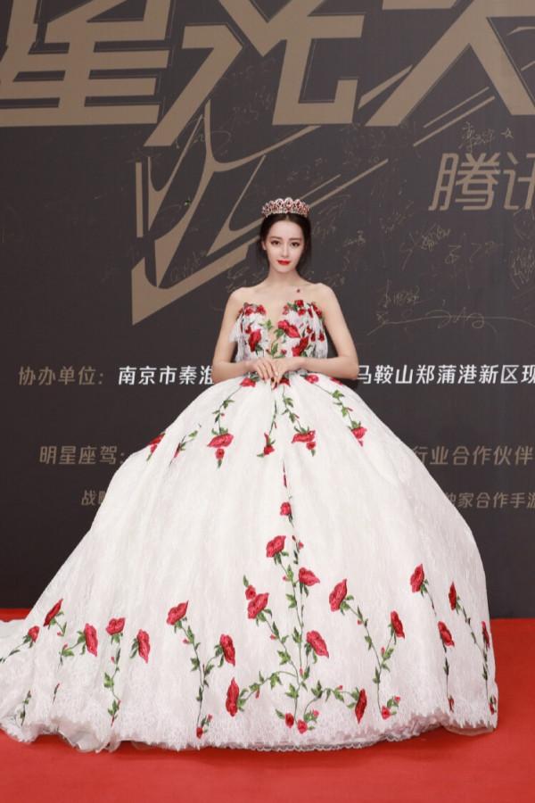 盤點迪麗熱巴那些封神的紅毯造型