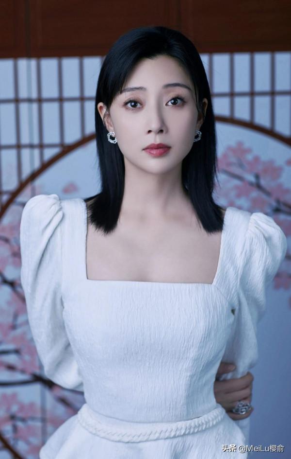 殷桃身形太美了,氣質驚豔,女人味十足 殷桃身形太美了,氣質驚豔,女人味十足