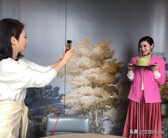 李嘉欣出院後首次露面！穿背心短裙捧蛋糕慶祝，臉色蒼白強顏歡笑