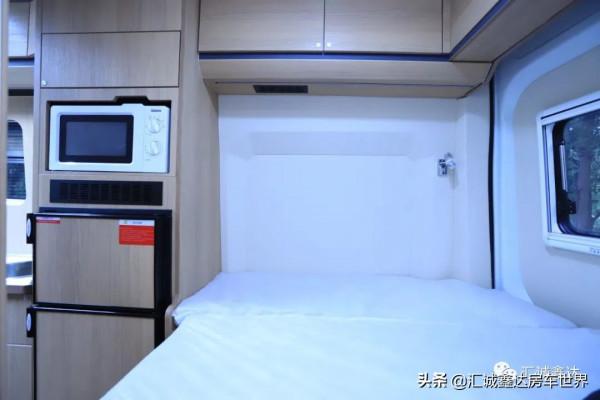 ​大通4人版柴油自動擋房車！簡潔佈局，還設多種實用設計