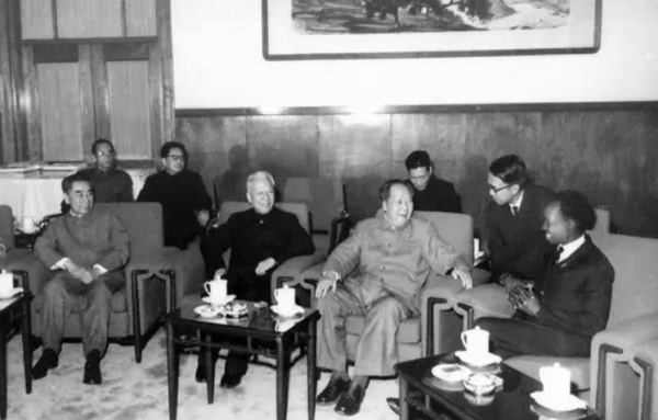 毛主席會見坦尚尼亞總統尼雷爾，閒聊時開玩笑：你們那野獸很多吧