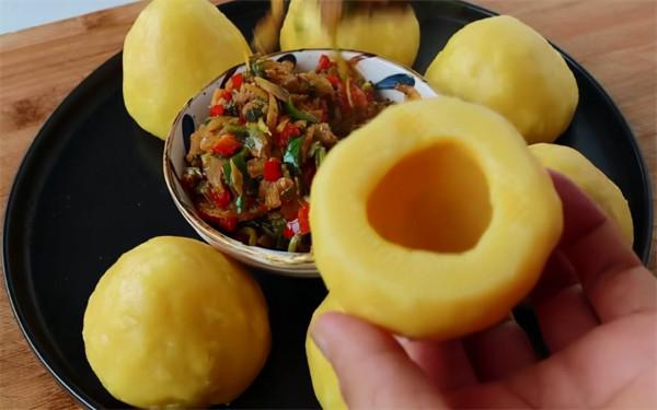 玉米麵最好吃的做法,開水一燙,鍋裡一蒸,香甜鬆軟有嚼勁,真香 玉米麵最好吃的做法,開水一燙,鍋裡一蒸,香甜鬆軟有嚼勁,真香