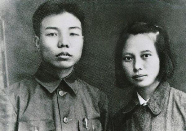 警衛員問小紅軍:你們的首長在哪裡?小紅軍說:我就是啊 警衛員問小紅軍:你們的首長在哪裡?小紅軍說:我就是啊