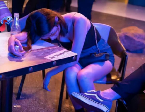 女子深夜圍浴巾下樓買小吃，不斷催促店家：快點，我男友還等著呢