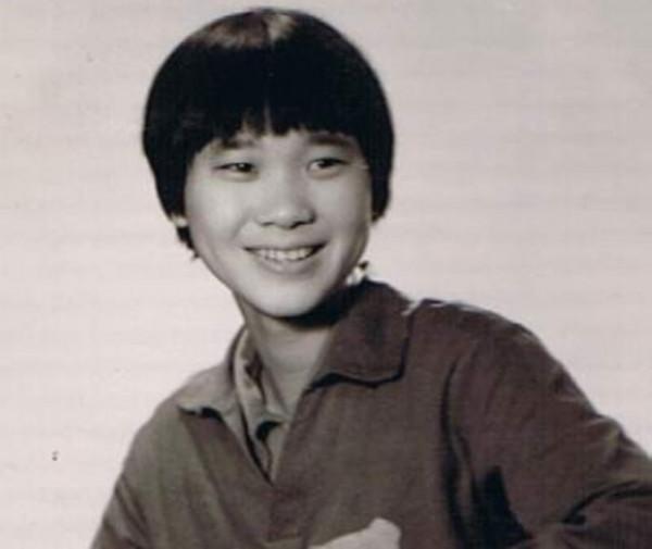 施之皓前妻曹燕華低調二婚,嫁1.93米帥氣老公,年近60看著像40歲 施之皓前妻曹燕華低調二婚,嫁1.93米帥氣老公,年近60看著像40歲