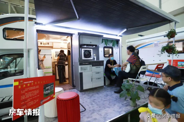 國產房車設計師真會玩！6平米陽臺裝車上，燒烤聚餐一車全搞定