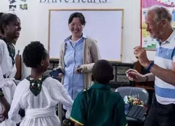 69歲英國億萬富豪，娶33歲中國外賣員後連生3娃，離世後財產平分