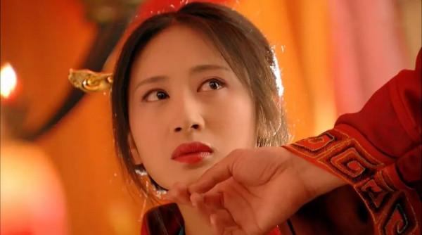 同樣頭飾繁瑣，為何她能做到豔而不俗、動而不亂？