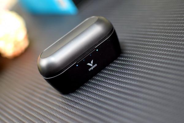 雷柏VM700S背光無線遊戲耳機：無線充電、無感延遲