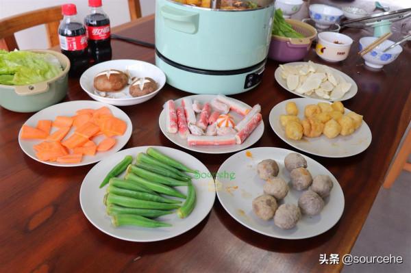 中秋家宴在家吃麻辣火鍋，方便快捷，豐富的食材，實惠又美味