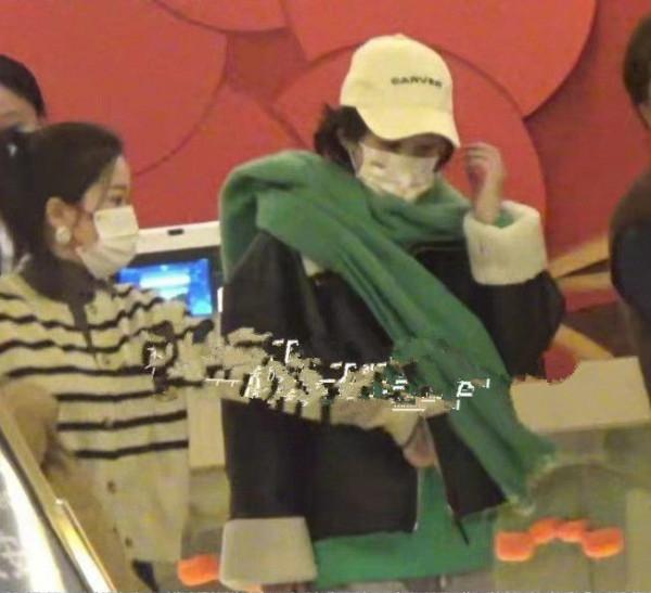 趙麗穎現身央視春晚彩排，穿毛呢外套戴綠圍巾，配運動褲好真實