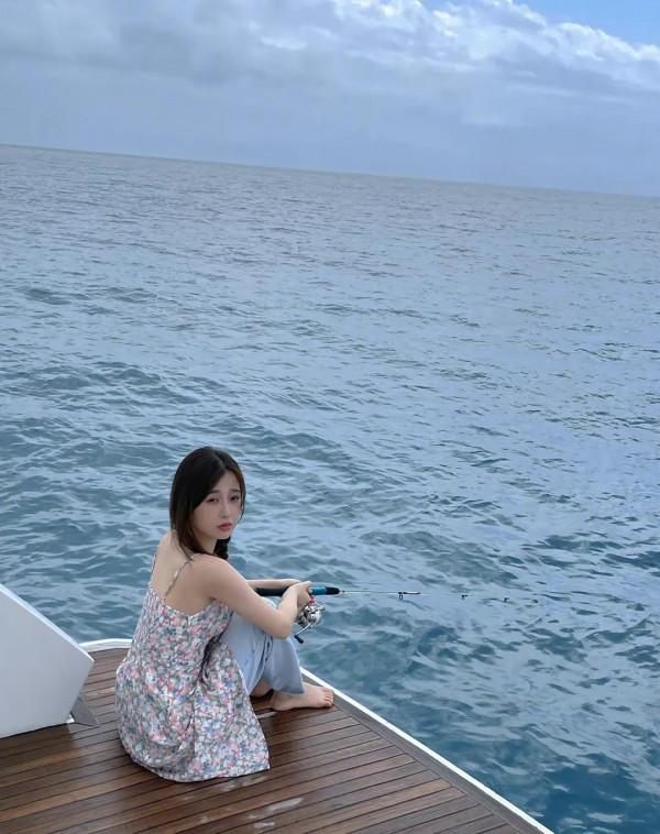 虞書欣近期2則海報穿搭，欣欣子又甜又辣