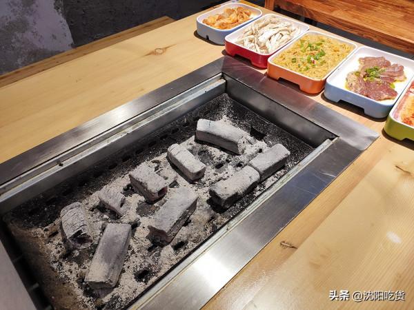 吃烤肉之前先拿個手推車，像逛超市似的選菜，可鐵板煎可篦子烤