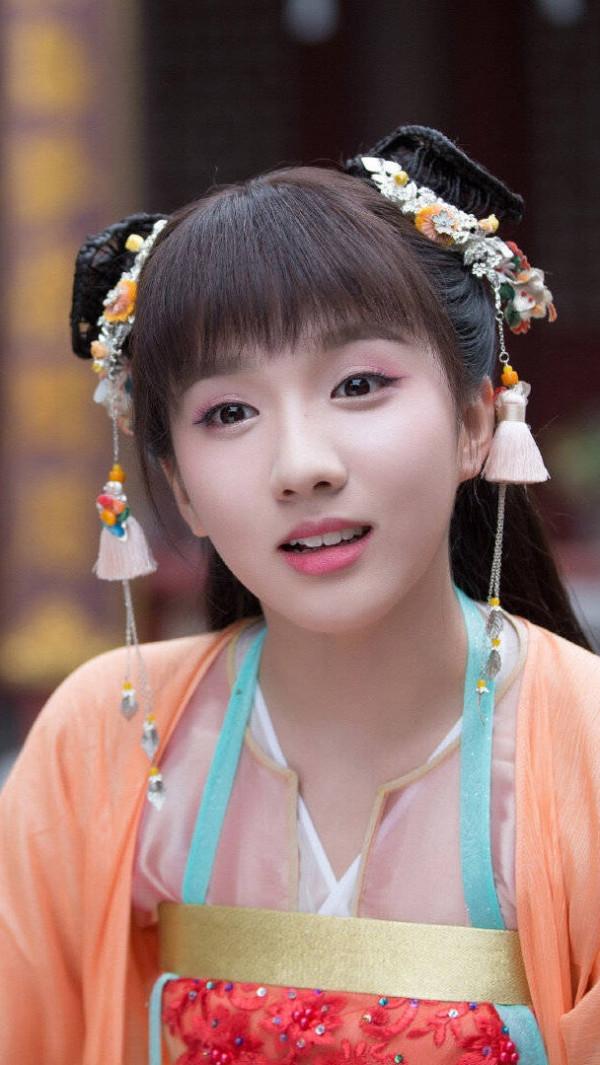 蘿莉臉太騙人！竟是隱形高個，看臉150看腿170，原來錯怪男星矮了