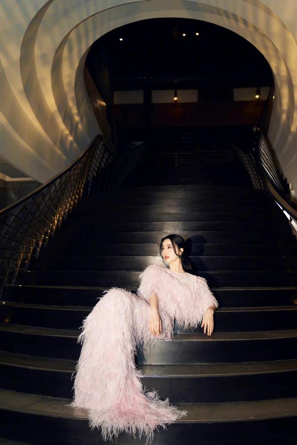 紅毯女王終於迴歸！范冰冰晚宴造型徹底封神，穿羽毛禮服美成主角