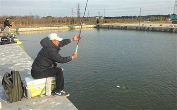 野釣時，你得會看水色，因為不同顏色的水，對應不同的魚