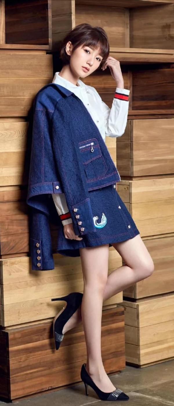 毛曉彤美照一冊，欣賞