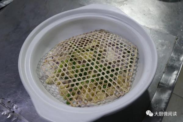 手撕羊排、蔥香烤肘子、鮑魚黃金雞&hellip;酒店年宴壓桌菜，實用又大氣