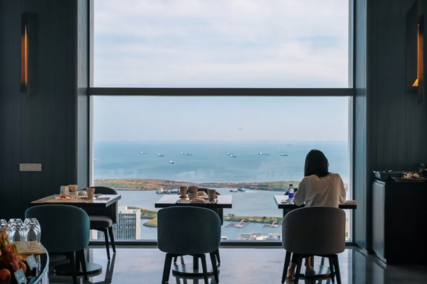 住進愛馬仕橙的房間，躺在高空看海景
