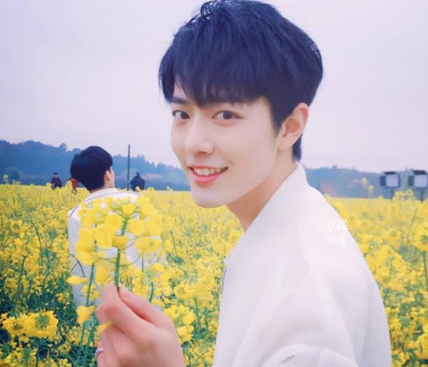 肖戰被母校認可，被評為“優秀學生代表”，不愧是學生的榜樣