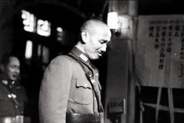 蔣介石最後是怎樣離開大陸的？