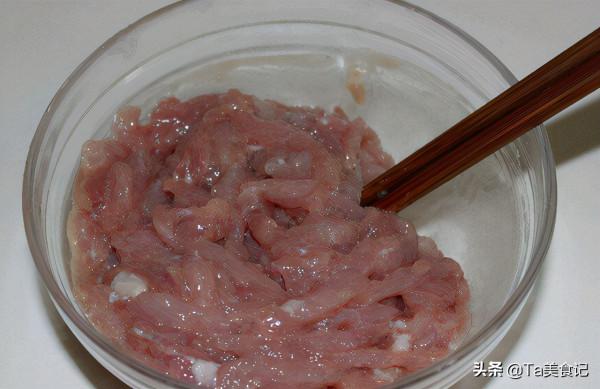 炒瘦肉有人放澱粉，有人放蛋清都錯了教你小技巧，嫩滑不柴