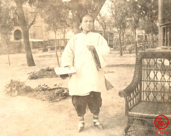 晚清老照片：張之洞撐遮陽傘出席典禮，婦女梳“帆船髻”特別搶眼