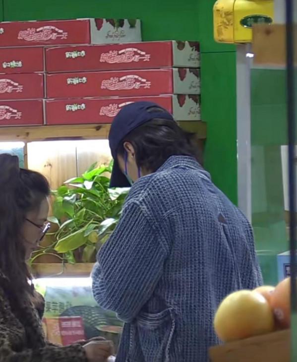 週一圍帶女助理罕現身，親自幫忙挑水果，朱丹解控後帶娃上英語課