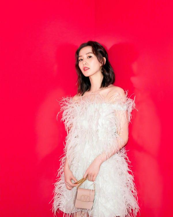 已經當媽的劉詩詩，穿著這身羽毛禮服依舊魅力不減，超有仙女感
