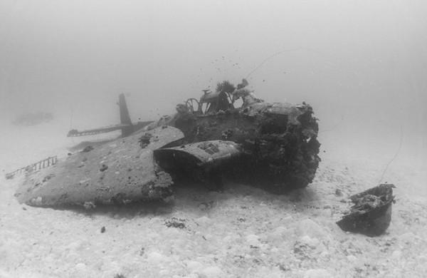 震撼水下飛機墓地曝光，上百架美國飛機完好無損沉寂於此