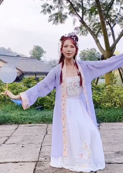 蔡少芬中秋曬全家福，穿古裝跳舞魚尾紋搶鏡，服裝被吐槽像丫鬟