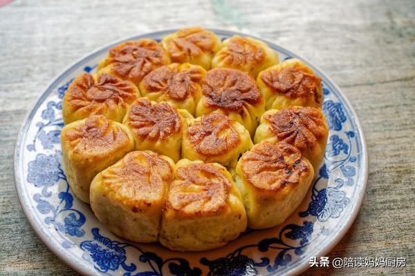 河南小吃水煎包家常做法,色澤金黃酥脆皮薄餡多,比飯店的都好吃 河南小吃水煎包家常做法,色澤金黃酥脆皮薄餡多,比飯店的都好吃