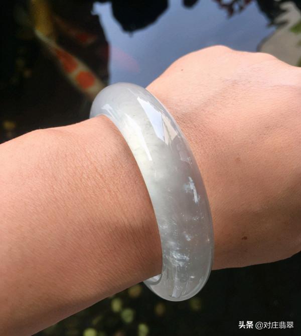 冰透如煙的翡翠高貨手鐲是什麼樣子？
