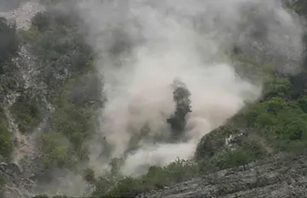 汶川地震時，一張西安“老師救娃”照感動眾人，他們相約5年一見