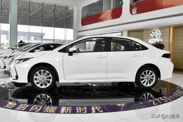 豐田家的大空間家轎，增壓油耗5.5L，又便宜又耐用，實拍卡羅拉