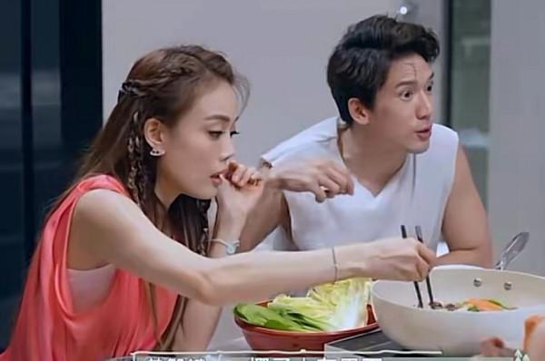 阿嬌和關智斌說話的時候，有誰注意到容祖兒的動作，好尷尬