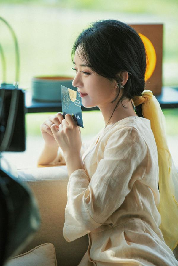 趙麗穎中秋桂花香寫真曝光 素色長裙搭低馬尾溫婉清麗 趙麗穎中秋桂花香寫真曝光 素色長裙搭低馬尾溫婉清麗