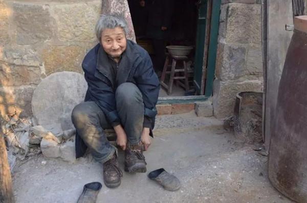 退役軍人100元過一年，水煮土豆當三餐：幫助67名專家領導的成長