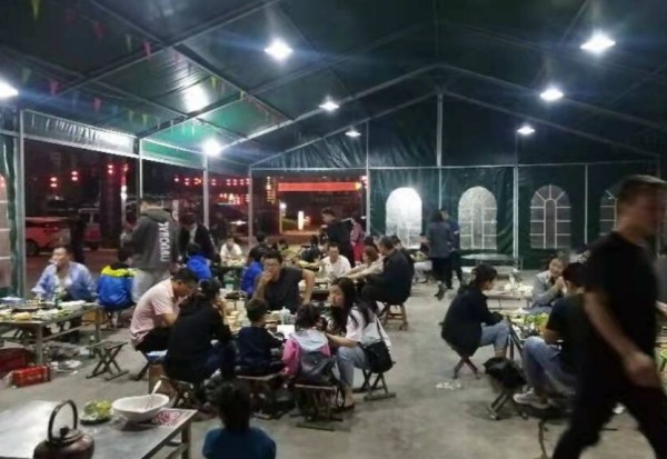 滕州晚上營業的碳燒羊蠍子，天天爆滿門口像停車場，老闆娘是亮點