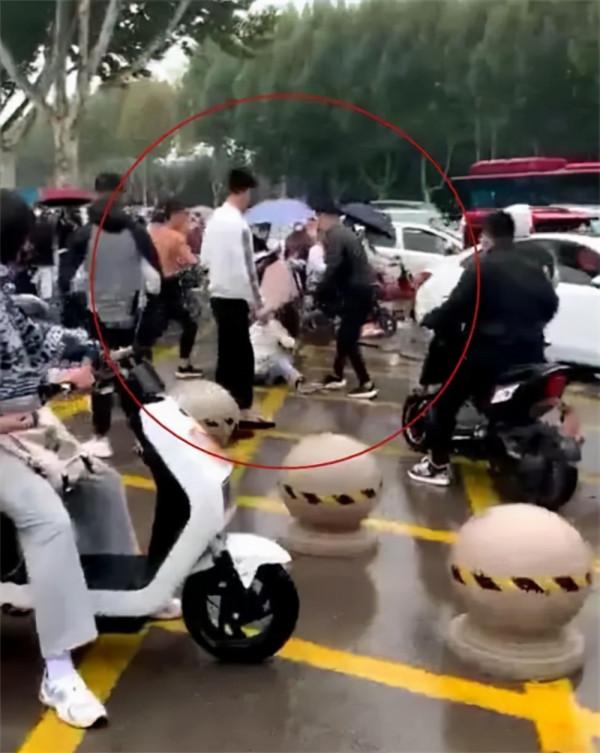 山東一女學生被數名男子圍毆，男友亦被打，圍觀者眾多竟無人阻攔