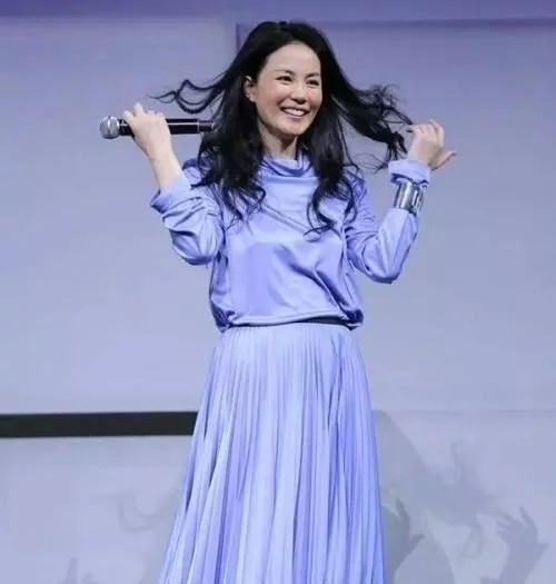 王菲氣質高就不會老一看就是50多歲的老阿姨了,臉垮的很厲害 王菲氣質高就不會老一看就是50多歲的老阿姨了,臉垮的很厲害