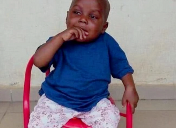 2013年，非洲1歲男孩被父母遺棄，流浪途中遇遊客喂水後被收養